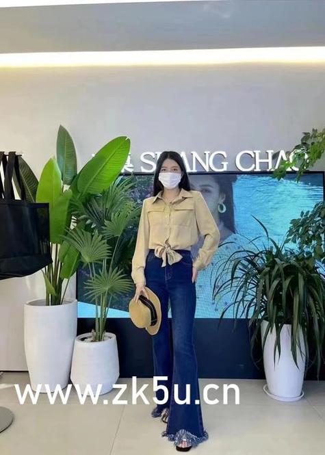 我一边吻一边揉她的胸的相关介绍