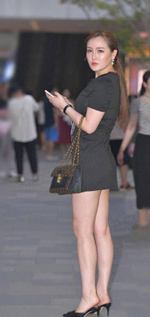 18以下禁美女黄在线观看的相关介绍