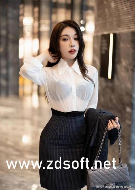 爆操风骚女老师的相关介绍